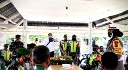 Sinergi Untuk Negeri, Polres Siak Beri Kue Dan Tumpeng Ke Koramil 03 Siak