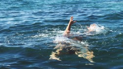 Siswa SMP di Padang Tewas Terseret Ombak Pantai Cimpago