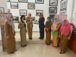 SMAN 7 Pekanbaru Hibahkan Buku Karya Tulis Siswa Ke Dispusip Pekanbaru
