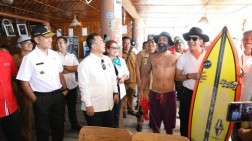 Telanjang Dada Pelancong ajak Menteri Yasonna Laoly Berfoto saat Tinjau Persiapan Sail Nias 2019
