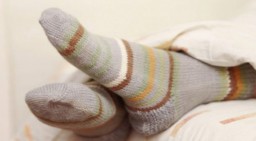 Tidur Malam Pakai Kaos Kaki, Ini Manfaatnya