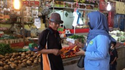 Tim Diavo dan IPKKI Bagikan Masker di Pasar-Pasar Pekanbaru