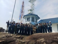 TNI/Polri di Karimun Bentangkan Bendera Merah Putih di Pulau Takong Perbatasan Indonesia-Malaysia