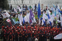 Tolak Iuran Tambahan BPJS, 10 Ribu Buruh Kepung Istana Jakarta