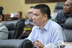 Tolak Pin Emas dan Jas Baru saat Pelantikan DPRD Kepri, Rudi Chua: Yang Lama Masih Ada