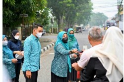 TP-PKK Kampar Bagikan 500 Masker Saat Kabut Asap Karhutla Memburuk