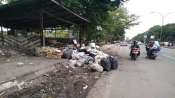 TPS Penuh, Sampah Sampai Ke Badan Jalan dan Akibatkan Macet