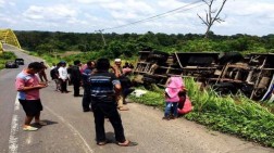 Tragis, Bus yang Membawa Keluarga Pengantin Terguling di Jembatan Kuning