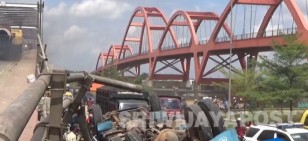 Truk Bermuatan Gula Pasir 10 Ton Terguling Edi: Untung Masih Lihat Matahari