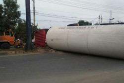 Truk Tangki LPG Terbalik