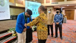 UIR Bina Mutu Akademik Penerima Beasiswa