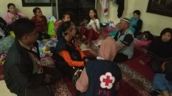 UKM KSR PMI Unila Bantu Korban Tsunami Lamsel