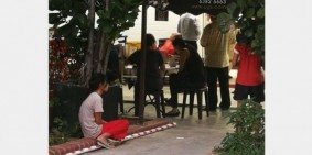 Viral Foto ART Duduk di Luar Restoran Saat Majikan Makan