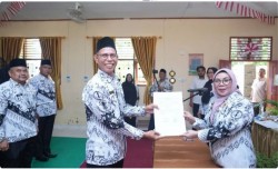 Wabup Misharti Lantik Pengurus PGRI Tambang dan Siak Hulu, Perkuat Mutu Pendidikan