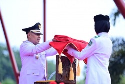 Wakil Bupati Bagus Irup, Penurunan Bendera HUT Ke-80 RI Berlangsung Khidmat