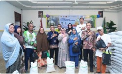 Wakil Bupati Kampar Serahkan Bantuan Pangan kepada 1.312 Penerima di Desa Pandau Jaya