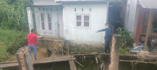 Wakil Ketua DPRD Pekanbaru Tinjau Rumah Warga yangTerancam Ambruk Diakibatkan Longsor