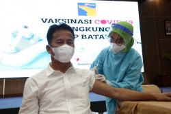 Wako Batam Ikuti Vaksinasi, Berharap Ekonomi Batam Pulih Secepatnya