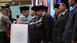 Wako Pekanbaru Terima Satya Lencana Karya Bhakti Praja Nugraha dari Presiden
