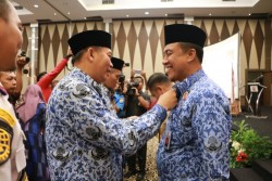 Wako Sematkan Pin Pelopor Keselamatan ke Sekda Pekanbaru
