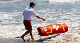 Walaahh... Rela Anaknya Mati Dari Pada Disentuh Pria Penjaga Pantai Saat Penyelamatan