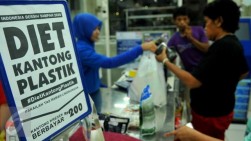 Walhi Nilai Penerapan Kantong Plastik Berbayar tak Efektif