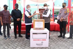 Wali Kota Pekanbaru Resmi Terima 50.000 Dosis Vaksin Sinovac dari Gubri
