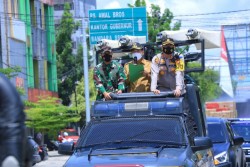 Walikota Pekanbaru Lakukan Penyemprotan Disinfektan di Pasar Bawah