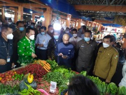 Walikota Pekanbaru Luncurkan QRIS Bagi Pedagang Pasar Tradisional LimaPuluh