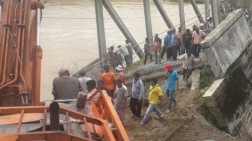 Warga Aceh Rame-rame Perbaiki Jembatan Ulee Raket Secara Darurat