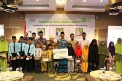 Wawako Ayat Buka Seminar Manajemen Zakat IZI Riau