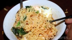 Wiih.. Ini Bahaya Sering Makan Mie Instan