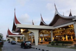 Wisatawan ke Sumbar Turun 40 Persen Sejak Tiket Pesawat Mahal