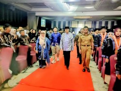 Wisuda Politeknik Kampar, Ahmad Yuzar Dorong Lulusan Kuasai Industri Sawit dan Dunia Kerja