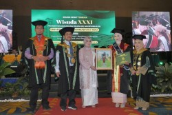 Wisuda Umri ke-31 Tahun 2026, 1.351 Lulusan Dikukuhkan, Rika Gunawan Raih IPK 3,97