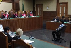 Zumi Zola Dituntut KPK 8 Tahun Penjara